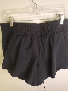 Avia Black Scallop Hem Athletic Shorts Size 8/10
